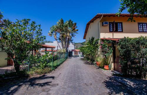 Casa em condomínio com piscina - Foto 7