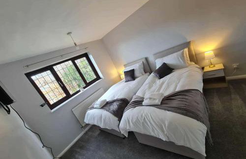 Spacious 4 Bedroom House in Corby Sleeps 9 Parking - Foto 4
