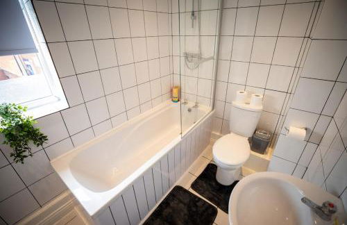 Crystal House Flat 3 - free private parking - metro - Foto 7