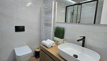 Modern Garden View Apt in Voula, Athens - Luxe - Photo 1, towels, Shower