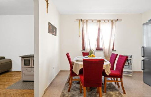 Awesome Home In Tinj With Jacuzzi - Photo 5