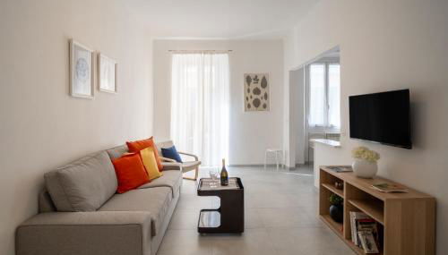 GuestHost - A step from the Beach - Roomy Apt with Sea Glimpse - Foto 2