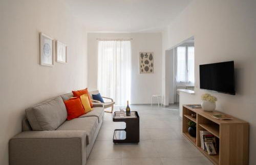 A step from the Beach - Roomy Apt with Sea Glimpse - Foto 2