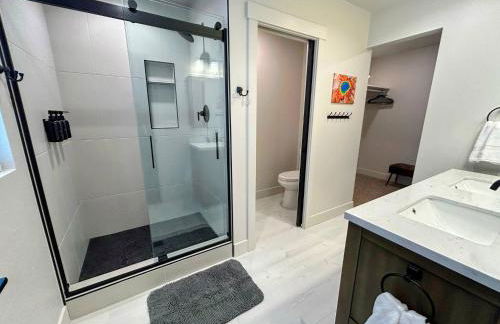 Peaks & Pines Modern Gem, 2 Kings, Bunks, Hot Tub, Walkable, Kid's Cove - Foto 35