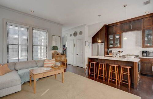 Elegant Sunlit Home with Private Rooftop Oasis - Foto 21