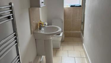 Cosy 2 bedroom modern flat close to transport link - Foto 2