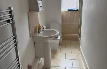 Cosy 2 bedroom modern flat close to transport link - Photo 2