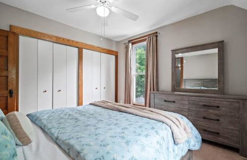 Entire Duplex w Historic District and Sleeps 12 - Foto 23