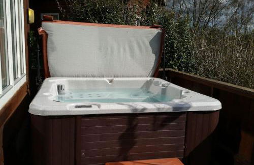 Luxury Peak District lodge, hot tub, log burner, nr lake - Photo 5