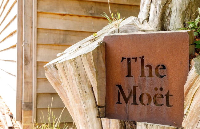 Romantic Countryside Lodge With Hot Tub - Photo 5