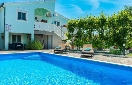 Holiday House Marina with pool - Foto 1