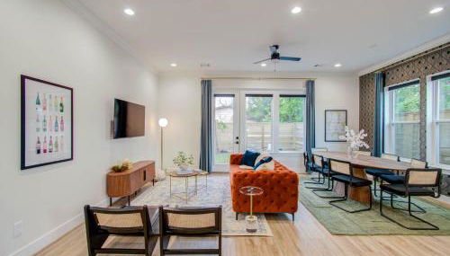 Houston Entertainment Haven - Photo 3