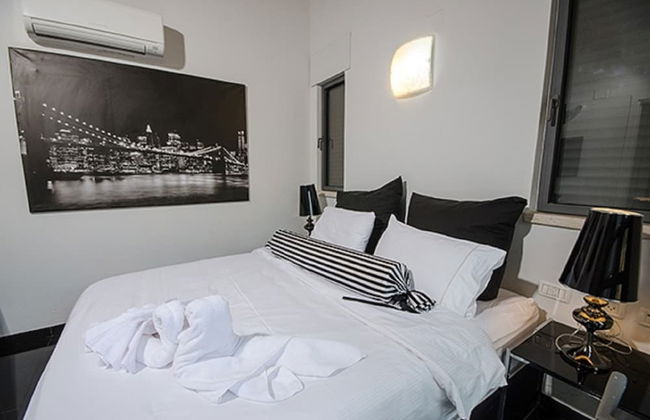 Black and White Holiday - Photo 4