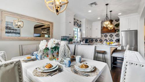 Elegant 4BR Home Guest House Private Yard - Foto 3