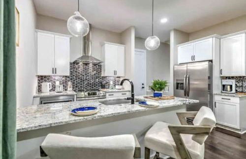 Luxury four-story Home, Rooftop Deck with views, PingPong! Sleeps 12! - Photo 12