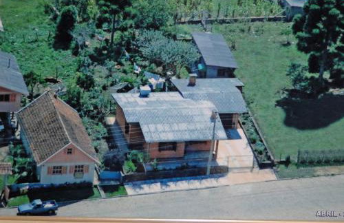 CASA COMPLETA, CENTRO, 4 Qtos, Wi-Fi, 130m quadrados, 4 Camas Casal, Churrasqueira e Apetrechos, Vasto Quintal e Varanda nos Fundos, 2 Banheiros, 9 Pessoas, Área Frontal, Garagem Coberta, Estacionamento Interno 2 Carros, Fogão a Lenha - Foto 32