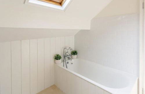 North Lodge - 17th Century Gate Cottage at Hassop Hall - Photo 20