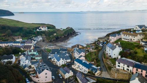 Ocean View Apartment with Sea Views & Terrace, Little Haven - Foto 5