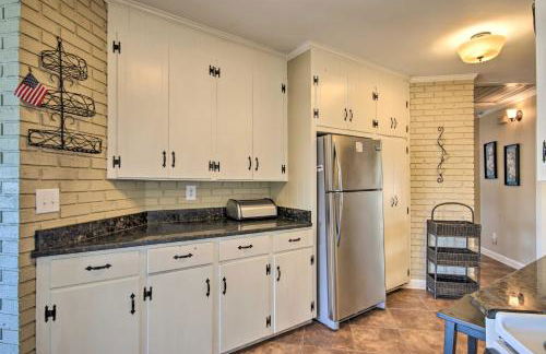 Quiet Lakefront Retreat with Boat Ramp and 2 Docks - Foto 11