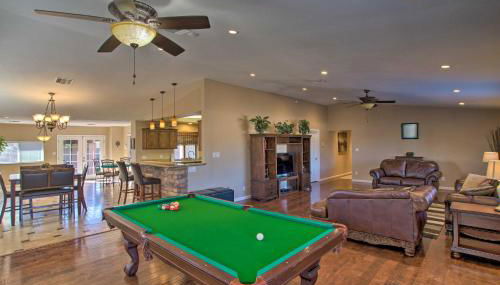 Group Getaway with Pool and Putting Green in Glendale - Foto 3