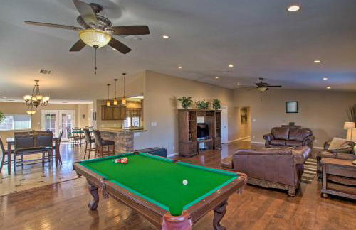 Group Getaway with Pool and Putting Green in Glendale - Foto 3