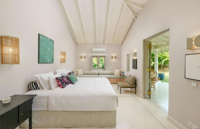 Cool and Contemporary Hilltop Villa With Ocean Views - Photo 31