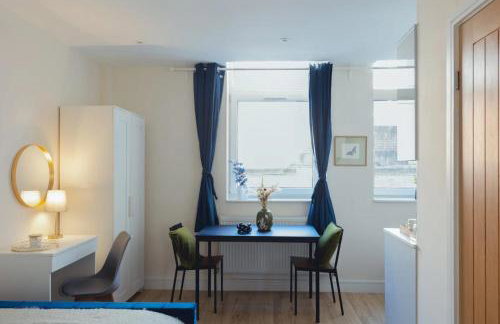 Crendon House Cosy Studio - Sleeps 2 & Kitchen - Photo 4