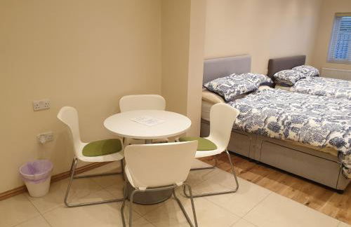 London Luxury Apartments 3 Bedroom Sleeps 8 with 3 Bathrooms 5 mins Walk to tube station free parking - Foto 25