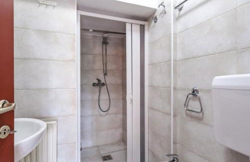 HOST4U - Loft del GARDA Residence with Pool, Front Lake Building - Foto 11