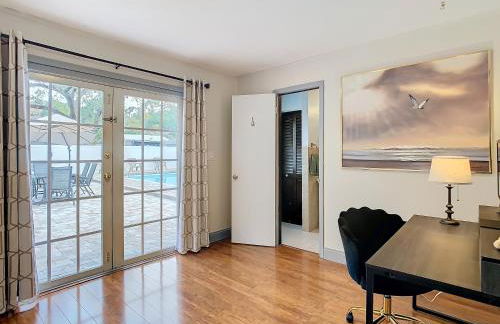 Poolside Paradise with Basketball Court - Foto 20