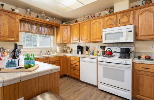 Lazy Squirrel - Cozy Family House with Full Game Room - Foto 20