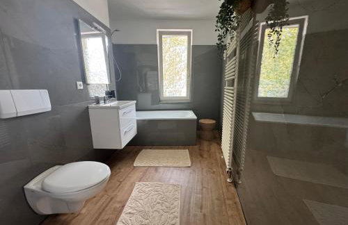 SuperHosts PARKPLATZ - Zentrum - TERRASSE - King-Bett - NETFLIX - Foto 4