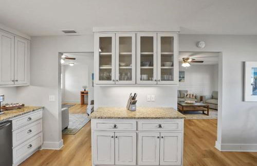 Southern Mermaid Cottage- Pet Friendly Fenced - Photo 13