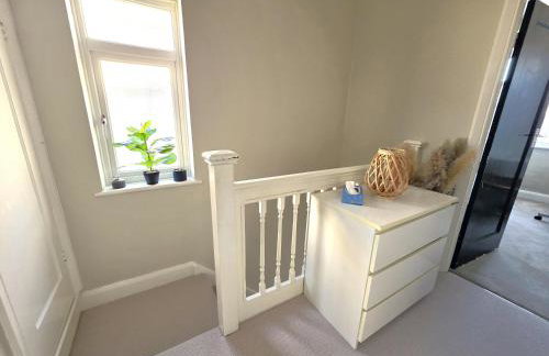 Modern Chic 3-Bed Retreat in Chadwell Heath - Foto 10