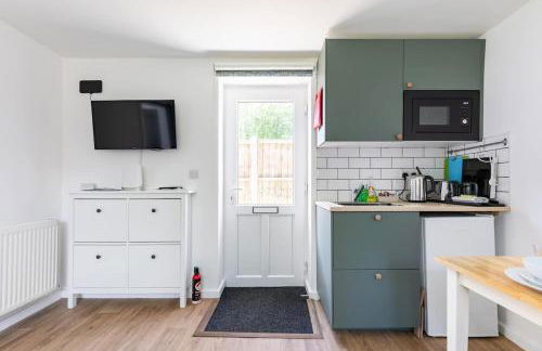 Salisbury 1BDR Apartment, Sleeps 4 - Contractor, Professionals, Family Friendly - Photo 3