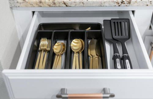 Spacious 5-bedroom villa in welcoming Burleson with WiFi, AC - Foto 12