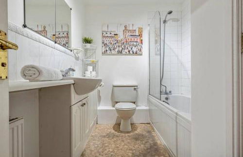 Spacious Apartment with Parking! - Photo 20