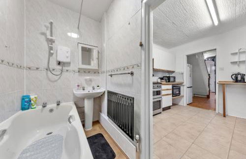 Spacious 3 beds home Close to Southampton GENERAL HOSPITAL - sleep 9 - Free Parking - Pool table - 2 Large TVs - Foto 28