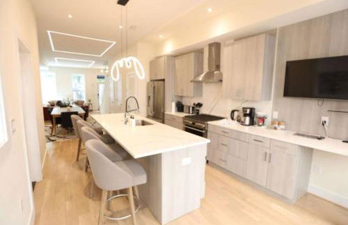 Sleeps 12 Downtown Entire home with rooftop - Foto 12