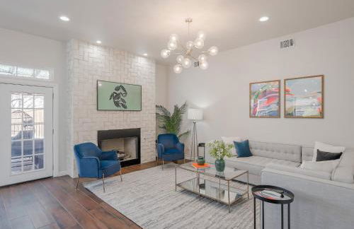 Glamorous Mansion w Private Pool and Cinema Room - Photo 8