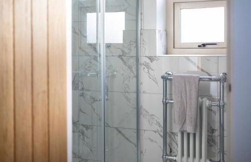 Stunning 5-bed Barn Conversion in Newark-on-Trent by Renzo, Beautiful Surroundings, Sleeps 10! - Foto 32