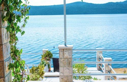 3 Bedroom Beach House with private sea access - Photo 19