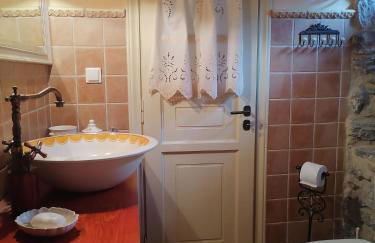 Large Stone Villa with garden. - Foto 19