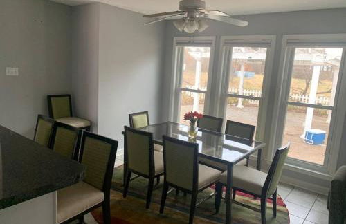 Large near Shops/Dining & easy access to freeway - Foto 3