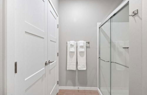 Washer & Dryer with Free Underground Parking with a Pool - Foto 38