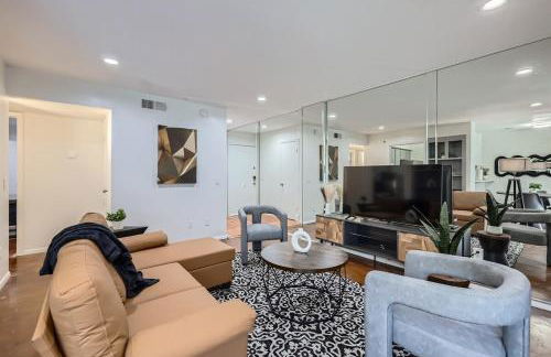 Your Walkable King Bed Getaway - Sleeps 4 - Pool Pkg - Foto 17