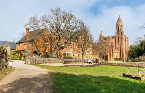 The Old Abbey Farmhouse - Stay at Quarr Abbey Monastery - Pet-Friendly Farmhouse with History & Countryside Views, surrounded by woodland & nature - Photo 42