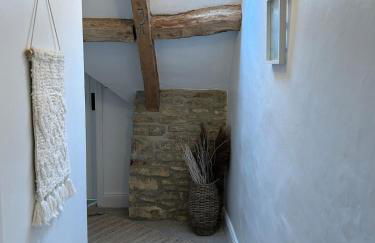A Cotswold Gem, Sleeps 4, Pub Shop & Cafe in Village - Photo 3
