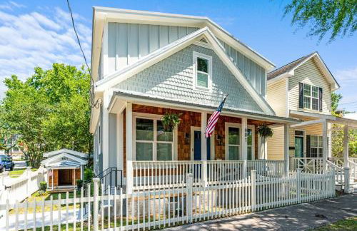 Downtown | Gorgeous | Pet Friendly! - Photo 19