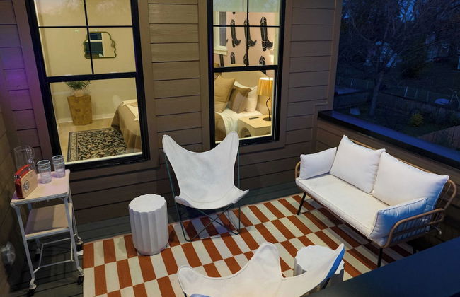 The Stage by Avantstay Chic 4bdr w/ Covered Balcony Modern + Newly Built - Photo 35